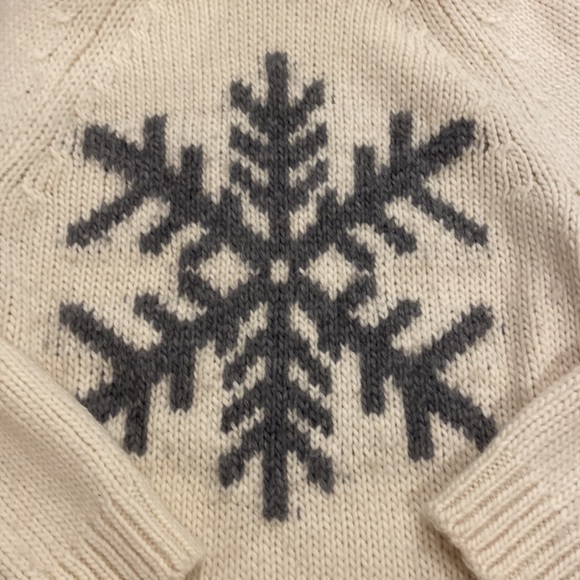 Turtle neck snowflake sweater - Picture 6 of 9